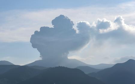 　噴煙を上げる霧島連山・新燃岳＝２８日午前７時３３分、鹿児島県霧島市から（無人定点カメラで撮影）
