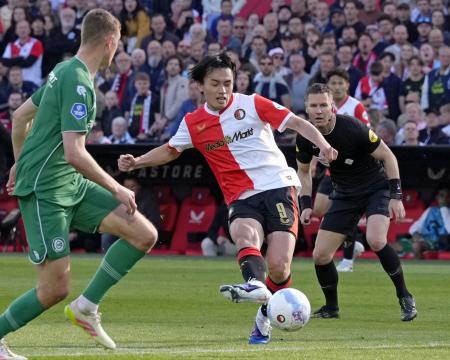 　フローニンゲン戦の後半、自身２点目のゴールを決めるフェイエノールトの上田（右）＝ロッテルダム（共同）