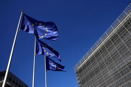 　ＥＵ欧州委員会の本部に掲げられたＥＵの旗＝４月、ブリュッセル（ロイター＝共同）