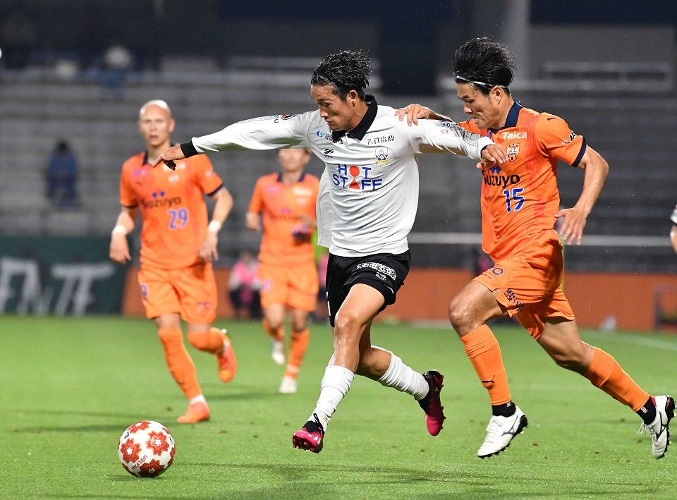 ＦＣ岐阜×清水＝前半、ドリブルで攻め込むＦＣ岐阜のＭＦ上野＝ＩＡＩスタジアム日本平
