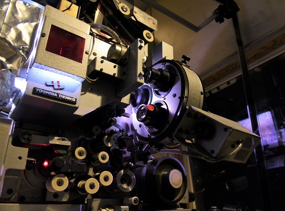 現役で今も稼働する３５ミリフィルムの映写機。フィルムを送り出す部品の動く音が映写室に響き渡る＝岐阜市日ノ出町、ロイヤル劇場