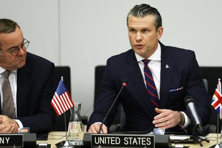 　ウクライナの防衛支援を巡る関係国会合で演説するヘグセス米国防長官（右）＝２月、ブリュッセル（ＡＰ＝共同）