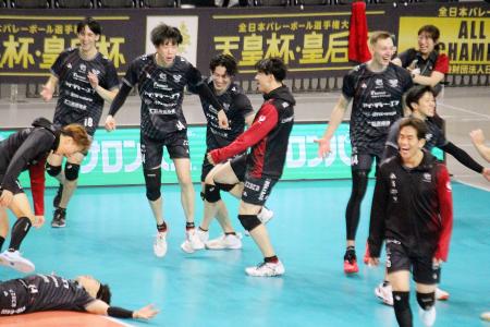 　バレーボールの全日本選手権の男子準決勝で東京ＧＢに勝利し、初の決勝進出を喜ぶＶ北海道の選手たち＝京王アリーナＴＯＫＹＯ