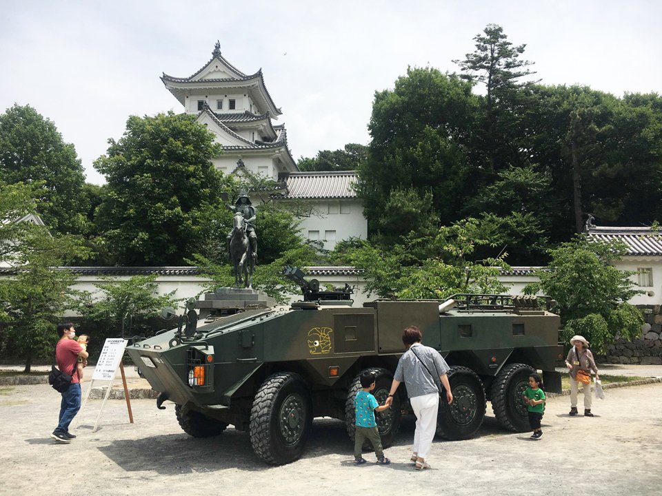 大垣城に〝入城〟した自衛隊の車両＝大垣市郭町