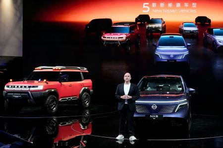 　開幕した北京国際モーターショーで、記者発表に臨む日産自動車のイバン・エスピノーサ社長＝２４日、北京（共同）