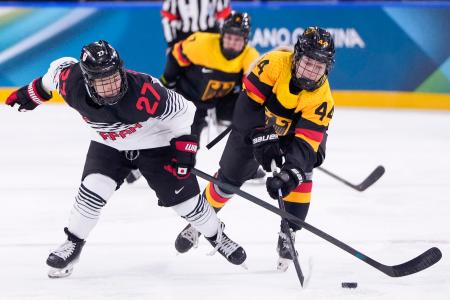 　日本―ドイツ　第２ピリオド、競り合う小山（左）＝ミラノ（共同）