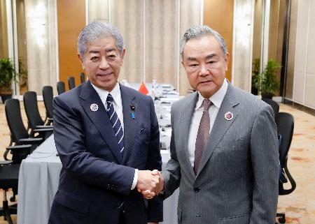 　会談に先立ち握手する岩屋外相（左）と中国の王毅外相＝１０日、クアラルンプール（日本外務省提供・共同）