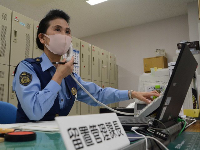 県警の女性警察官で初めて留置管理課長となった長屋里美課長。「男女ともに活躍し、県民のためになる仕事がしたい」と語る＝岐阜北署