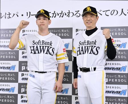 　ＣＳファイナルステージを前に、記者会見でポーズをとるソフトバンクの小久保監督（右）と栗原＝１３日、みずほペイペイドーム