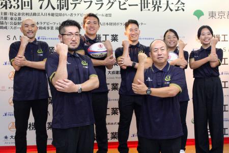 　写真撮影に応じる日野敦博さん（前列左）と岸野楓（後列左から２人目）ら＝９月、東京都新宿区