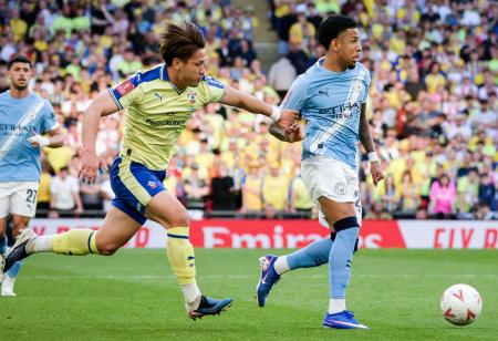 　マンチェスター・シティー戦で競り合うサウサンプトンの松木（左）＝ロンドン（共同）