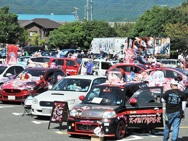 会場にずらりと並んだ、アニメのキャラクターを車体にラッピングした「痛車」＝垂井町宮代、朝倉運動公園駐車場