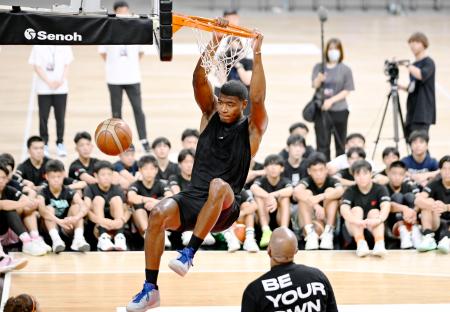 　ＮＢＡの試合前に実践している練習を披露するレーカーズの八村＝ＩＧアリーナ