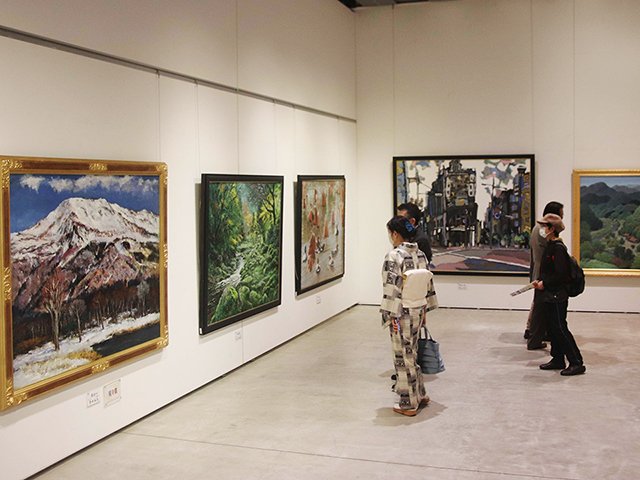 具象の美を追求した作品が並ぶ示現会展岐阜展＝岐阜市司町、みんなの森ぎふメディアコスモス