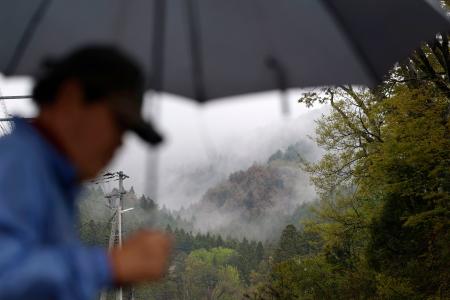　一時的に大雨が降り出した岩手県大槌町の山林火災現場付近＝２８日午後