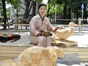 「作品を通して木のぬくもりを感じてほしい」と語る望月さん