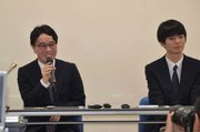 会見で笑顔を見せる宮嶋健太三段（左）と上野裕寿三段＝９日午後、東京都渋谷区、将棋会館