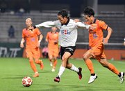 ＦＣ岐阜×清水＝前半、ドリブルで攻め込むＦＣ岐阜のＭＦ上野＝ＩＡＩスタジアム日本平