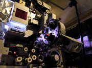 現役で今も稼働する３５ミリフィルムの映写機。フィルムを送り出す部品の動く音が映写室に響き渡る＝岐阜市日ノ出町、ロイヤル劇場