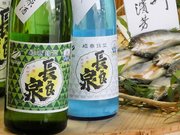 ＦＣ岐阜ラベルの「長良泉」と県産鮎の一夜干し