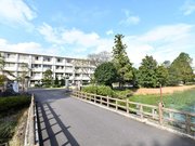 ため池が広がる高校の正門前＝美濃加茂市本郷町