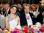 　ノーベル賞授賞式後の晩さん会に出席した北川進・京都大特別教授。左はスウェーデンのビクトリア皇太子＝１０日、ストックホルム（共同）