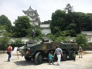 大垣城に〝入城〟した自衛隊の車両＝大垣市郭町