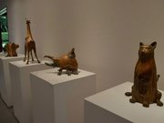 大杉の古木の表情を生かした彫刻作品＝同
