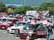 会場にずらりと並んだ、アニメのキャラクターを車体にラッピングした「痛車」＝垂井町宮代、朝倉運動公園駐車場