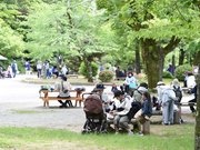 大勢の家族連れらでにぎわう岐阜公園＝３日午後１時１分、岐阜市大宮町