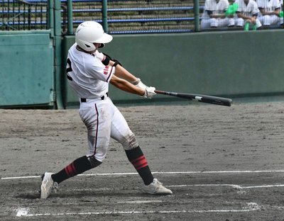 4回裏岐阜城北1死二塁、4点目となる左中間適時二塁打を放つ9番日下部醍梧