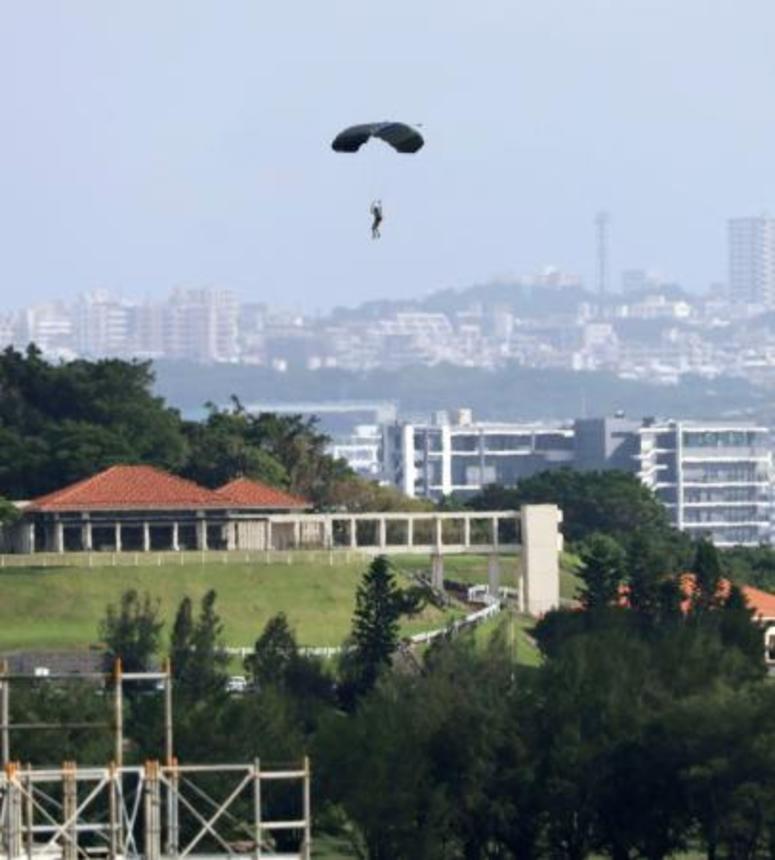 　沖縄県の米軍嘉手納基地で、パラシュート降下訓練をする兵士＝１０日午後