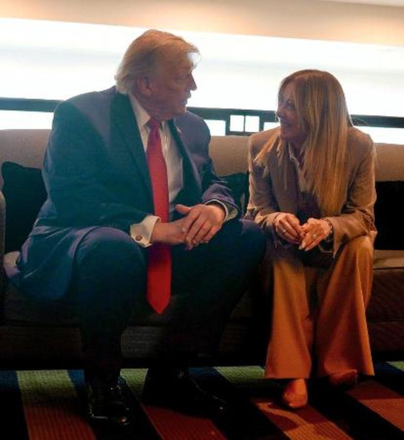 　Ｇ７サミットの際に面会するトランプ米大統領（左）とイタリアのメローニ首相＝１７日、フランス東部エビアン（イタリア首相府提供・共同）