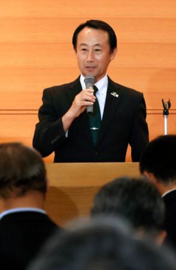　リニア中央新幹線の建設促進県期成同盟会の定期総会で、あいさつする岐阜県の江崎禎英知事＝１４日午後、岐阜県多治見市