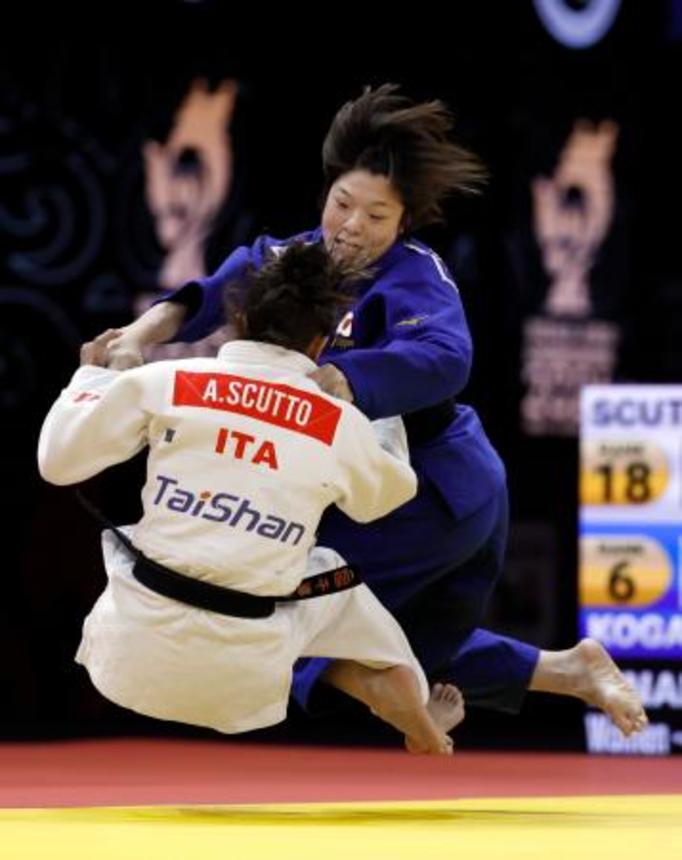 　女子４８キロ級決勝　イタリア選手（手前）と対戦する古賀若菜＝バクー（共同）
