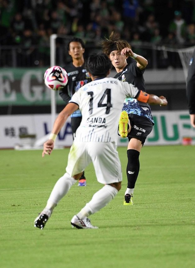 ＦＣ岐阜×ＡＣ長野＝パスを送るFC岐阜のＭＦ萩野＝長良川競技場