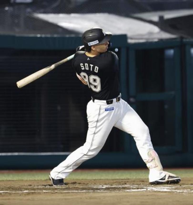 　６回ロッテ無死満塁、ソトが左前に勝ち越しとなる２点打を放つ＝楽天モバイルパーク