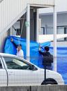 　山下市郎容疑者の自宅付近で家宅捜索の準備をする捜査員＝８日午後、静岡県袋井市