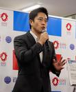 　記者団の取材に応じる大阪府の吉村洋文知事＝１６日午後、大阪市此花区の夢洲