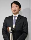 　記者団の取材に応じる斎藤元彦兵庫県知事＝２７日午後、兵庫県豊岡市