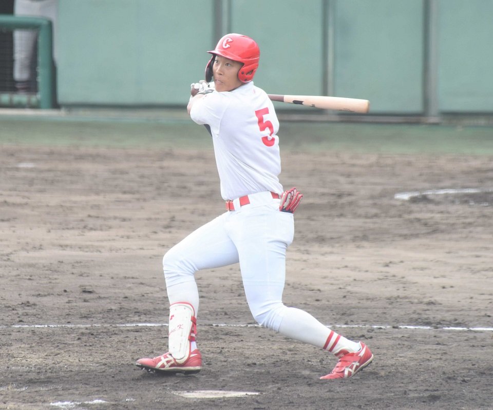 金沢学院大×中部学院大＝４回表中部学院大１死三塁、先制の適時打を放つ大江＝弁慶スタジアム