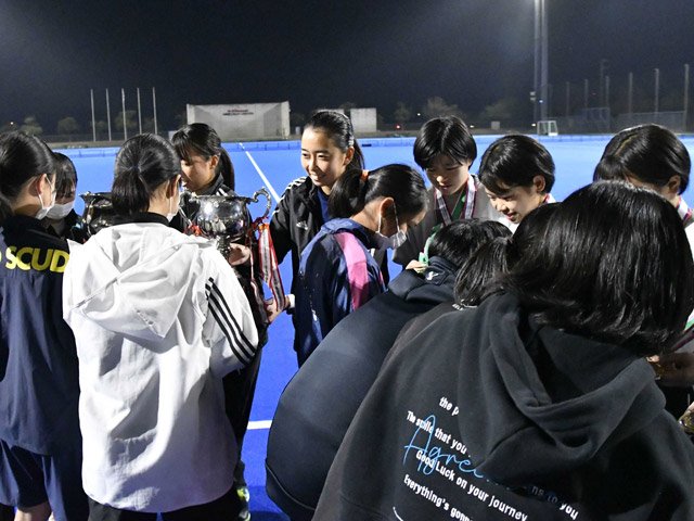 インカレとインターハイ優勝でもらったトロフィーなどを現在のアカデミー受講生に見せる東海学院大の主将・岸ら＝川崎重工スタジアム