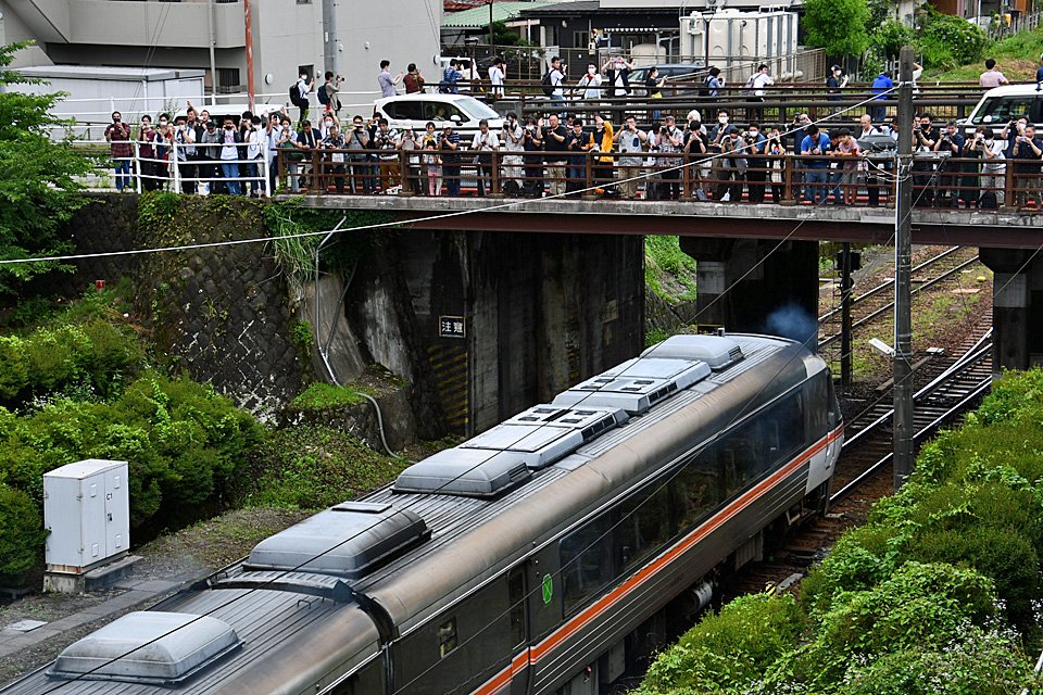 高山駅を発車する「さよならキハ８５系」号。多くの人が別れを惜しんだ＝９日午後２時、高山市昭和町