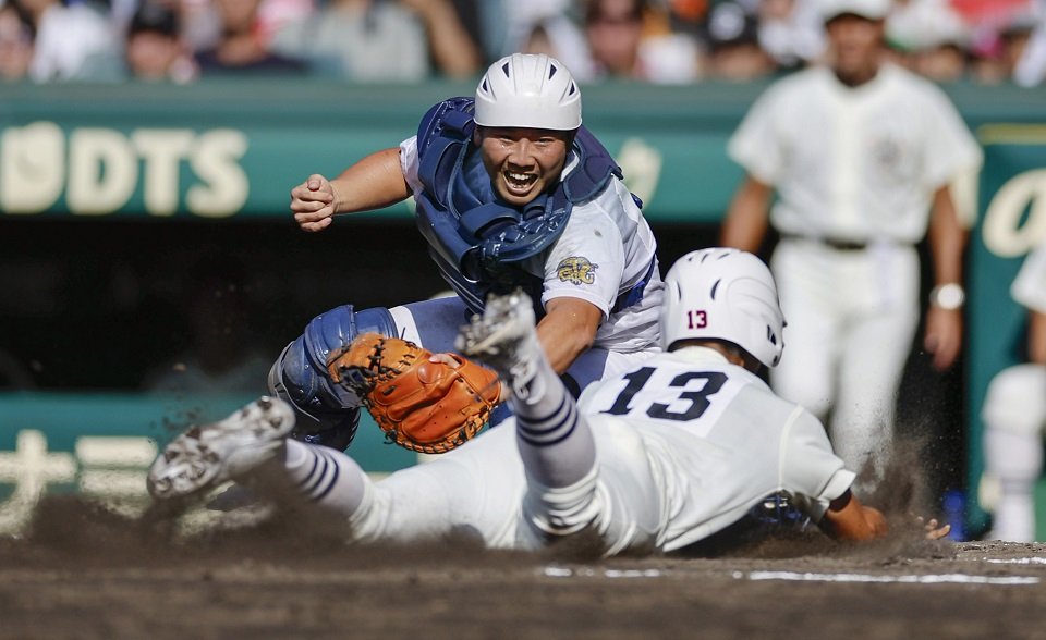 日大三×県岐阜商＝２回表日大三２死二塁、松永の左前打で本塁を狙う永野をタッチアウトにする捕手小鎗＝甲子園