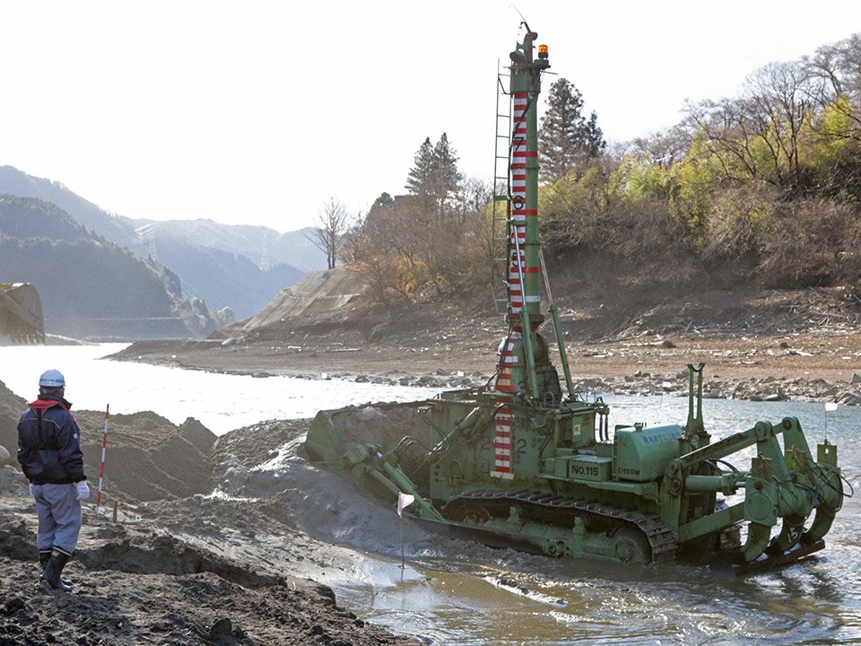 ダムにたまった土砂を取り除く水陸両用ブルドーザー＝愛知県豊田市、奥矢作湖