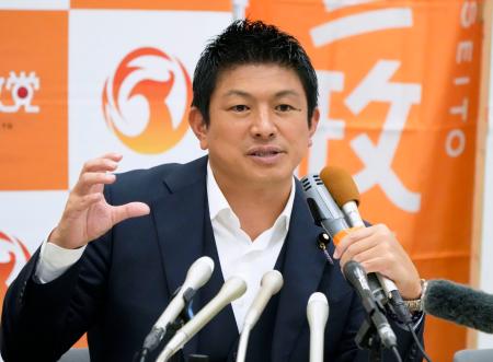 　記者会見する参政党の神谷代表＝２２日午後、国会