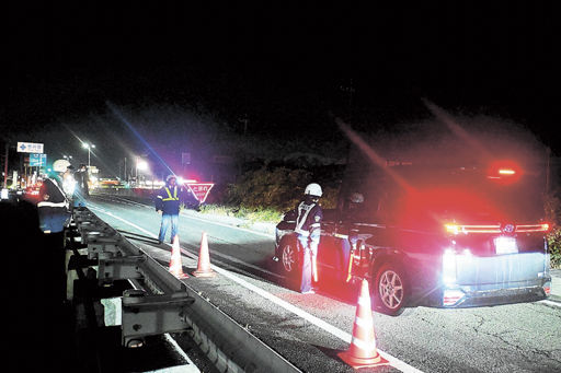 寒空の下で飲酒運転を取り締まる署員＝大垣市長松町、国道２１号