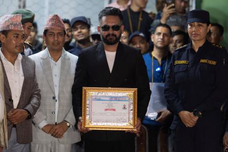 　ネパールの国民独立党（ＲＳＰ）のシャハ前カトマンズ市長（中央）＝７日、東部ジャパ（ロイター＝共同）