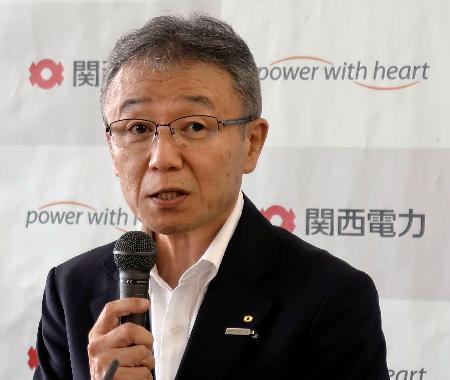 　記者会見する関西電力の森望社長＝２５日午後、大阪市