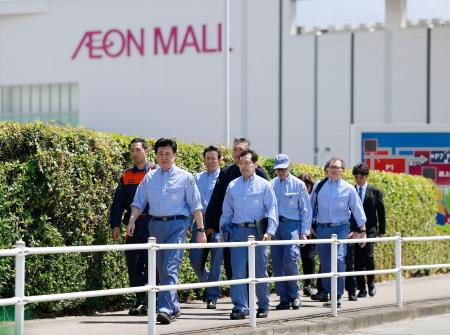　地震後に爆発が起きた「イオンモール熊本」を訪れた木原官房長官（左から２人目）＝２１日午後、熊本県嘉島町